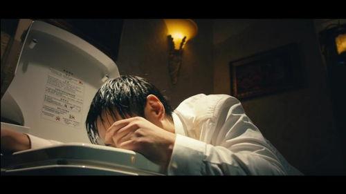 厕所醉酒在线播放,网络直播引发热议